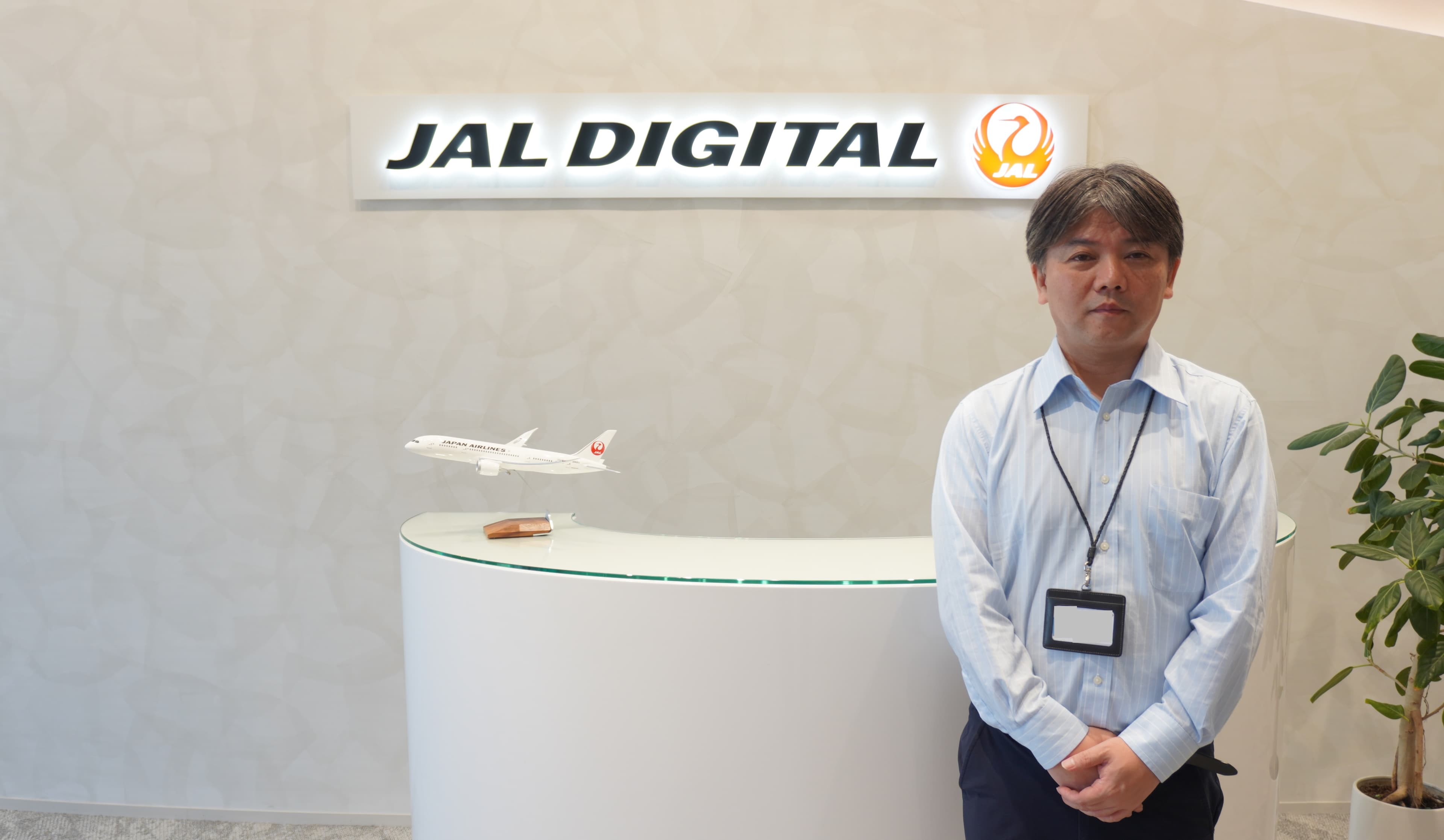 外部パートナー向けポータルを英語化。後からでも導入しやすい仕組みで、交通インフラを運営する大規模施設事業者の業務デジタル化を支える